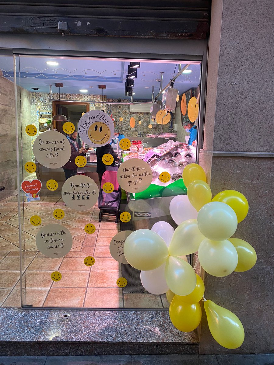 LHAjuntament's tweet photo. 🥳 Avui dissabte 20 de novembre celebrem la festa del comerç local!

😃 Els establiments llueixen amb un somriure i un color especial al #ShopLocalDay.

👉 @LHAjuntament dona suport a aquesta iniciativa!

😍 Compra al barri, fes-LHo créixer!

#comerçLH #mercatsLH https://t.co/PDAQFEZ6dx