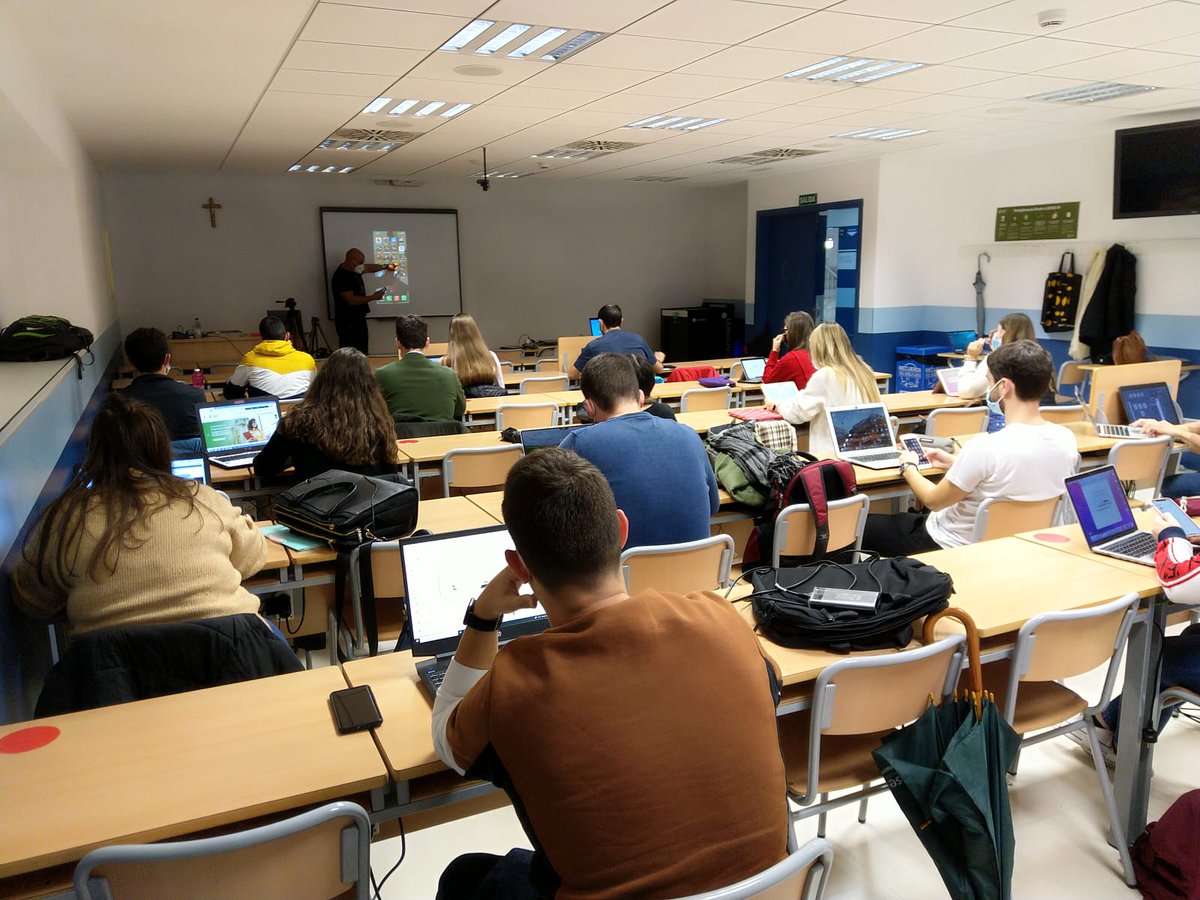 KaelricVordaine's tweet photo. ¡A tope con la grabación y edición de vídeo con Emilio Martín, cineasta y arteterapeuta y educador! @GomGarSol @juan_garciaTIC @film_emilio https://t.co/UcjUXXdZ8g