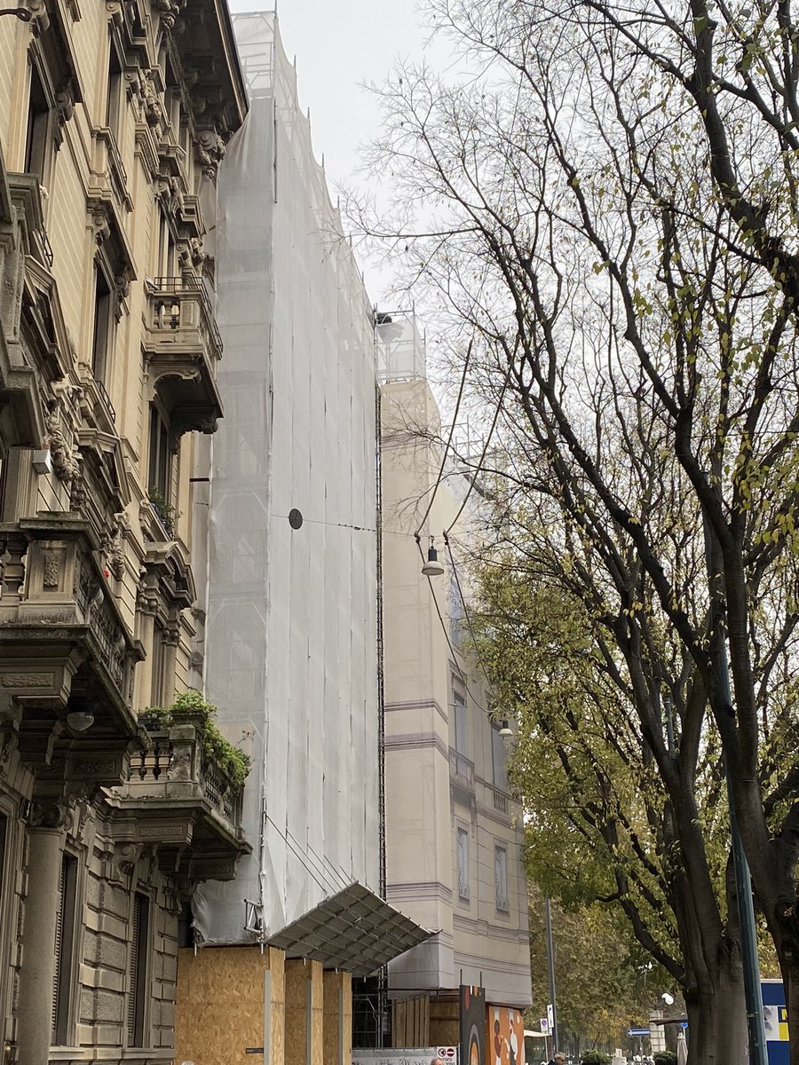 Ale_Magnoni's tweet photo. Milano è invasa di cantieri. Statisticamente è più probabile morire per caduta macerie che di  💉 Anti-COVID 19.
#vaccinatevi
#terzadose prenotata 20.12
#greenpas https://t.co/QTVGy4aMYo