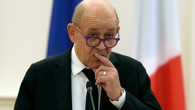 SidibeSoro's tweet photo. Jean Yves le Drian se grille lui même en appellant la Chine et la Russie "prédateurs" de l'Afrique et ensuite "nos concurrents" dans la même interview. Tout est dit. Pour le Drian l'Afrique n'est rien d'autre qu'une proie à partager. @Nath_Yamb @KolieGoikoya @JLMelenchon #CIV225 https://t.co/mXukYrzjaj
