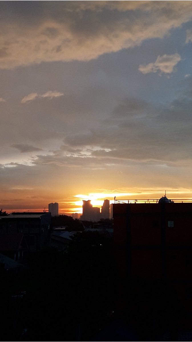john_barola's tweet photo. Weekend mood. 

#sunsetgazing #weekendmood https://t.co/n30yOJQYZ9