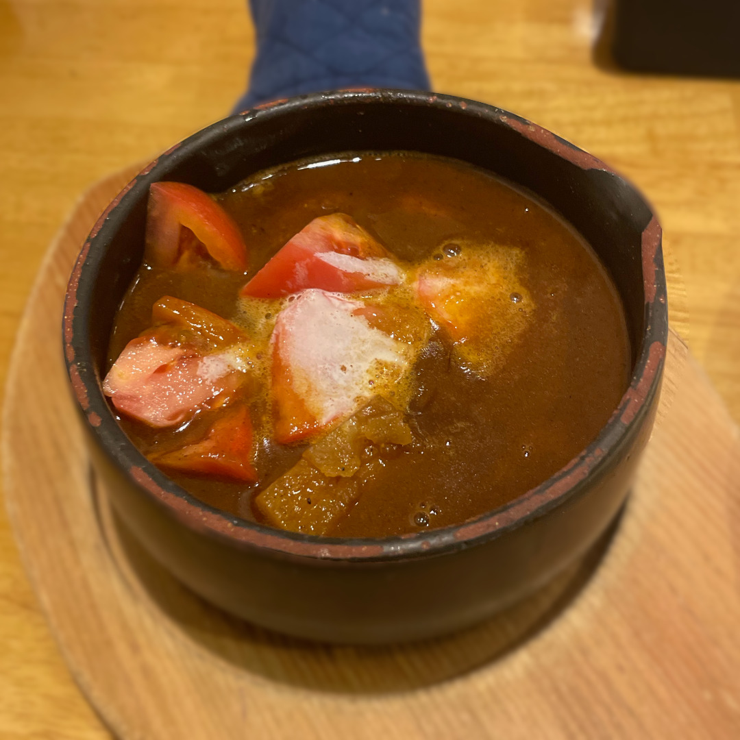 kimamayans's tweet photo. アジョワンのカレーは美味しい！
カレーにフレッシュな生のトマトを入れると、こんなに美味しいのだと知ったお店です。チキンも野菜もスプーンで切れます。

https://t.co/1fEhIZixoc

#アジョワン
#トマトチキン
#ナンセット
#カレー好き
#カフェ好き
#週末ランチ https://t.co/DPRXwAJyLt