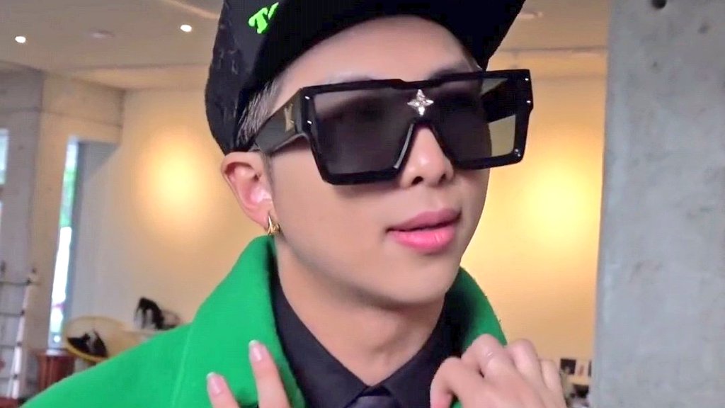 yoonjunis's tweet photo. HE'S SO COOL https://t.co/kIo6L8PDQf