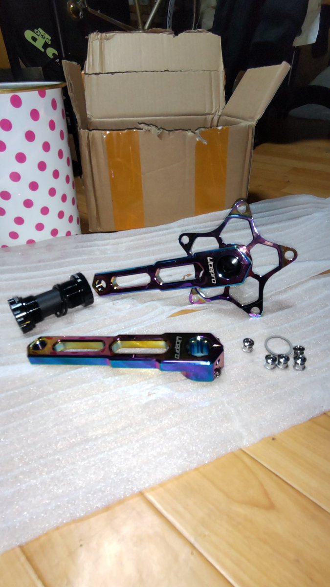 MadScientisTora's tweet photo. 中身はピスト用のクランクでした
めっちゃギラギラしてるなぁー
#Litepro はめちゃ軽だけどすぐ壊れるって聞いたのだが用途間違えたかな…… https://t.co/ne3xHTaqdp