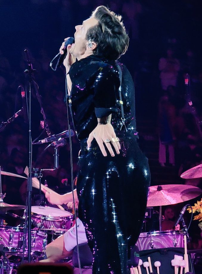 brittx0_'s tweet photo. all tour long I’ve been saying I want a black shimmery moment from Harry @ my concert……AND I MANIFESTED THAT @Harry_Styles @harry__lambert https://t.co/2fUJVt2B2a