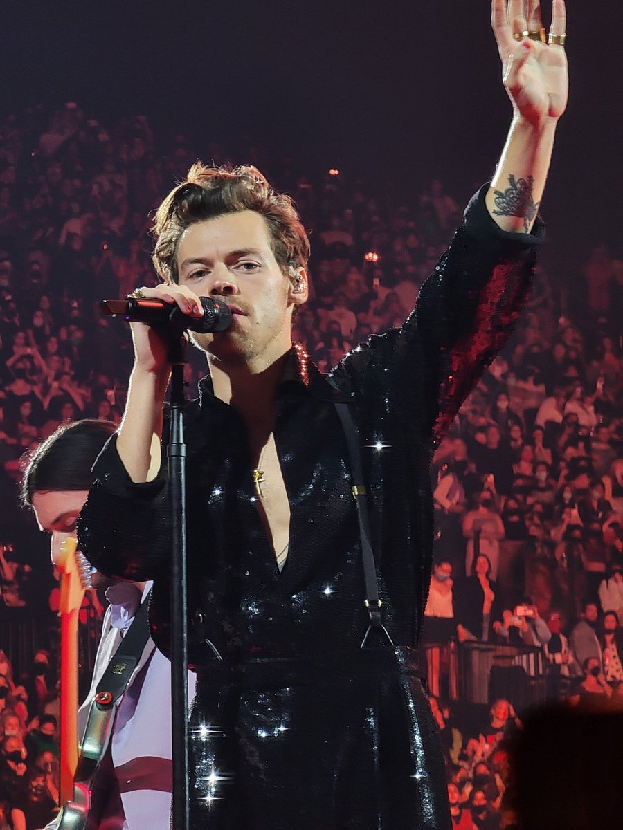 brittx0_'s tweet photo. all tour long I’ve been saying I want a black shimmery moment from Harry @ my concert……AND I MANIFESTED THAT @Harry_Styles @harry__lambert https://t.co/2fUJVt2B2a