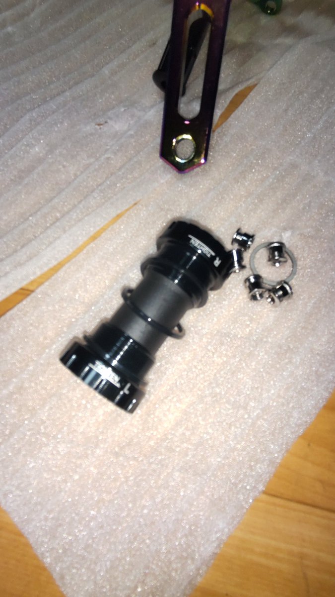 MadScientisTora's tweet photo. 中身はピスト用のクランクでした
めっちゃギラギラしてるなぁー
#Litepro はめちゃ軽だけどすぐ壊れるって聞いたのだが用途間違えたかな…… https://t.co/ne3xHTaqdp