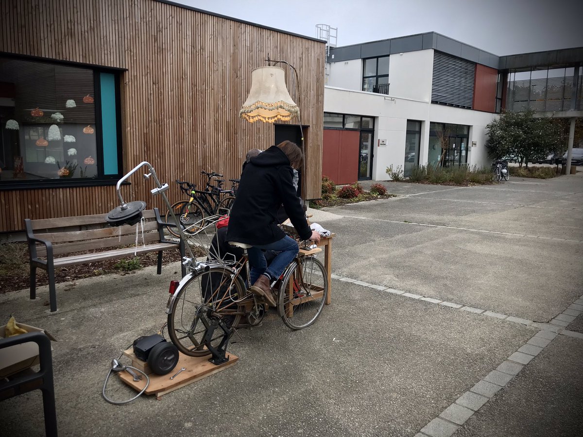 Bikette19's tweet photo. Ce matin, c’est Opération Cyclistes Brillez ! dans le cadre de l’animation #EnTransition à @VilleAcigne près de Rennes ! https://t.co/2NA2NTK5s5