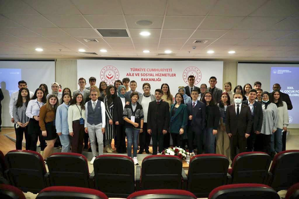 "Çocuğun Üstün Yararı" ilkemiz ışığında bir araya geldiğimiz ve 3 gün boyunca süren Ulusal Çocuk Forumu bugün sona erdi.

Oldukça verimli geçen programımızın ardından tüm çocuk komitelerimize ve katılımcılara teşekkür ediyorum.

#HaklarımVar #DünyaÇocukHaklarıGünü