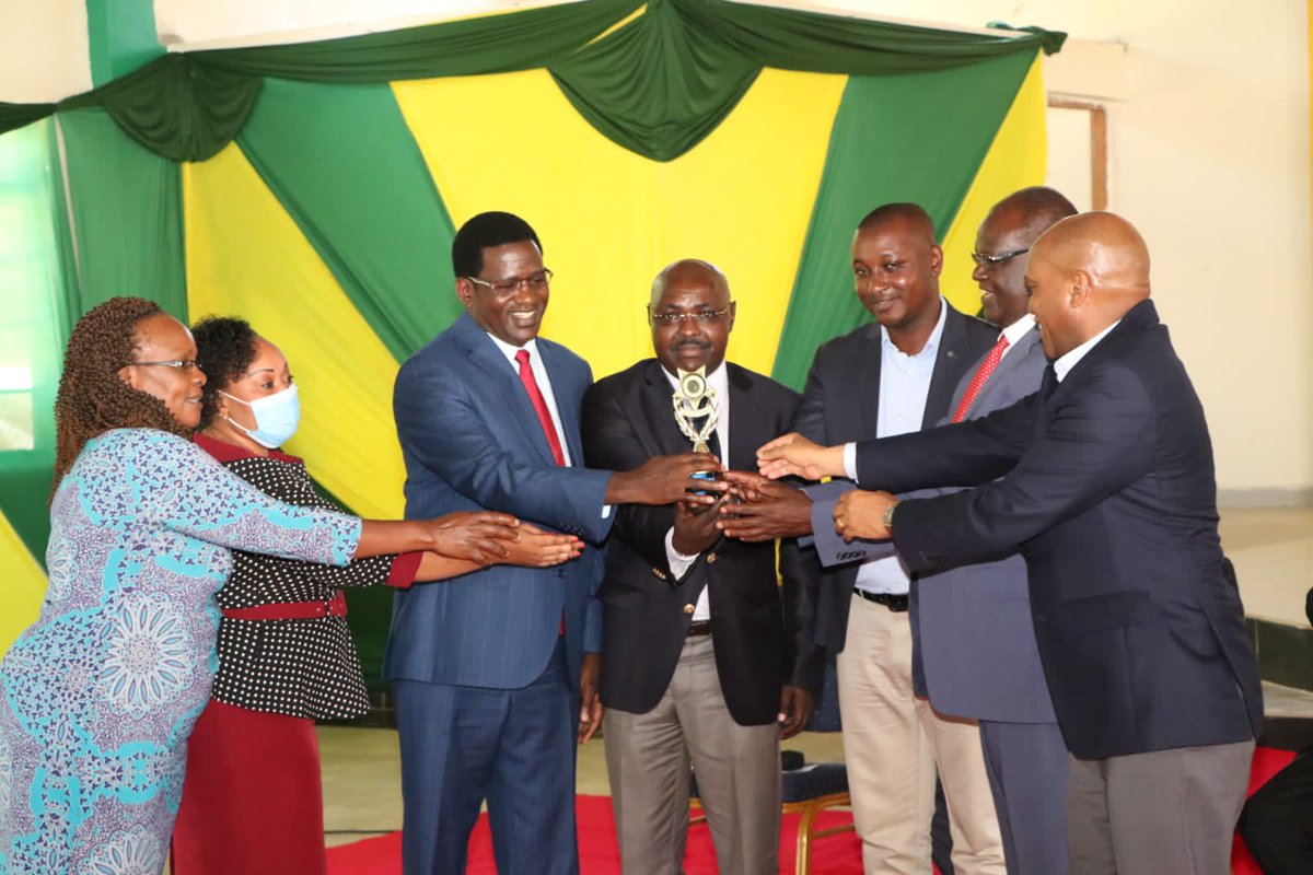 MrGideonKimathi's tweet photo. Joined Governor Kiraitu Murungi during the award of the best performed Department  and Semi autonomous Government Agencies(SAGAS)  under the Rapid Results Initiative.

Congratulations the over all winning department of Roads,Health and Water sector as well as the revenue board. https://t.co/glPVHmDLjD