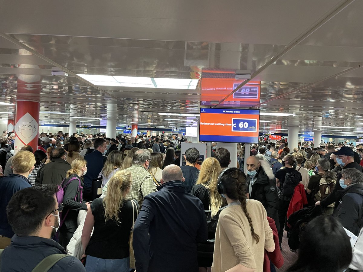 Samedi matin#Roissy2E. Quasiment 2h d’attente au contrôle des passeports. Quel scandale. Quelle honte. Quelle image de la France. @GroupeADP @Romanet @Djebbari_JB