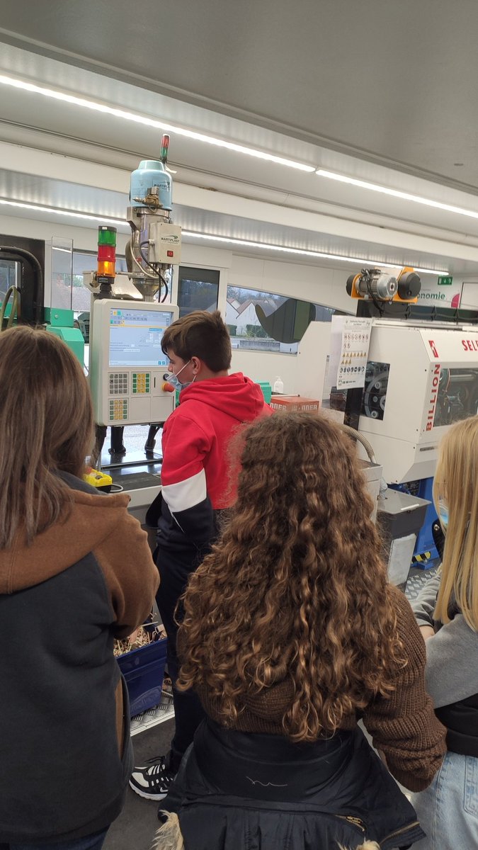 college_pmc's tweet photo. Des élèves de 3e ont pu découvrir le #Labmobile PUXI sur les métiers de la plasturgie. Visitee intéressante et enrichissante pour nos jeunes!
#collegepmc
#acnormandie
#orientation https://t.co/1XrPsUeecU