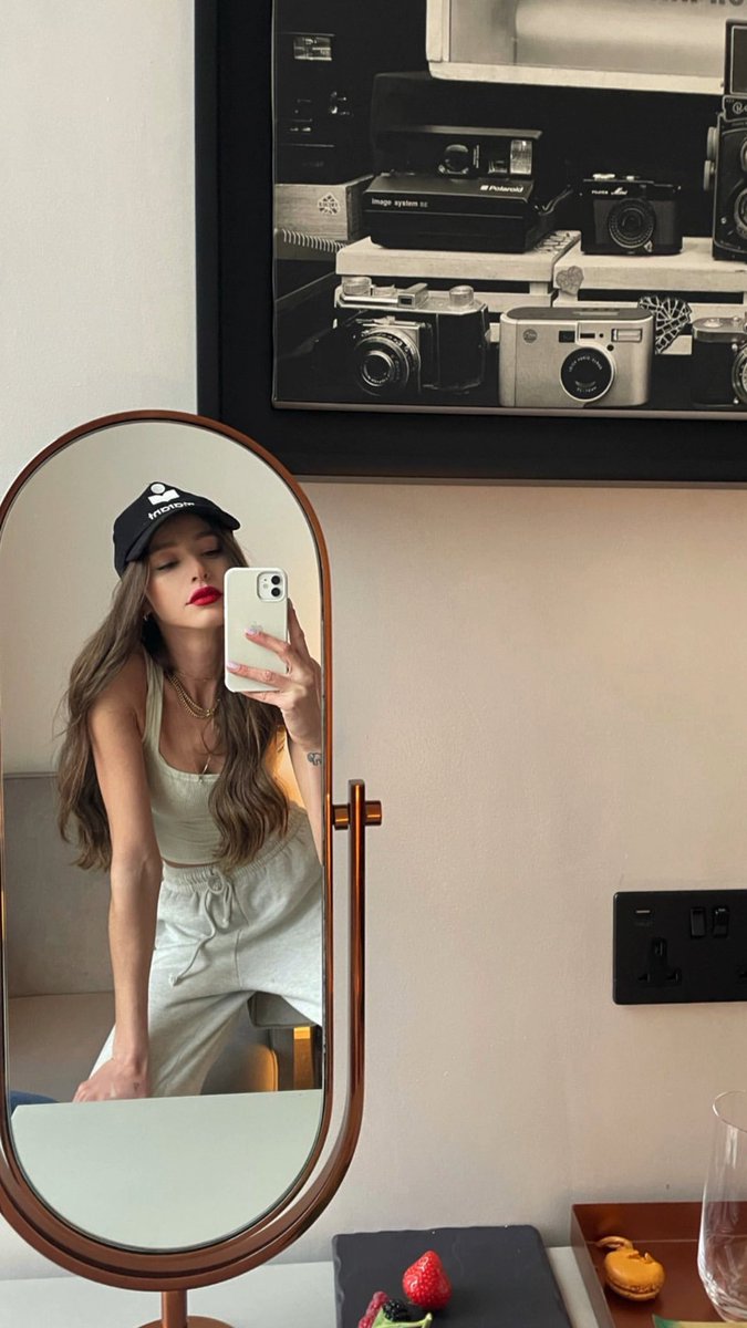 EleanorDiamonds's tweet photo. Eleanor via Instagram Stories (November 20, 2021) https://t.co/WX9AsRwwF0