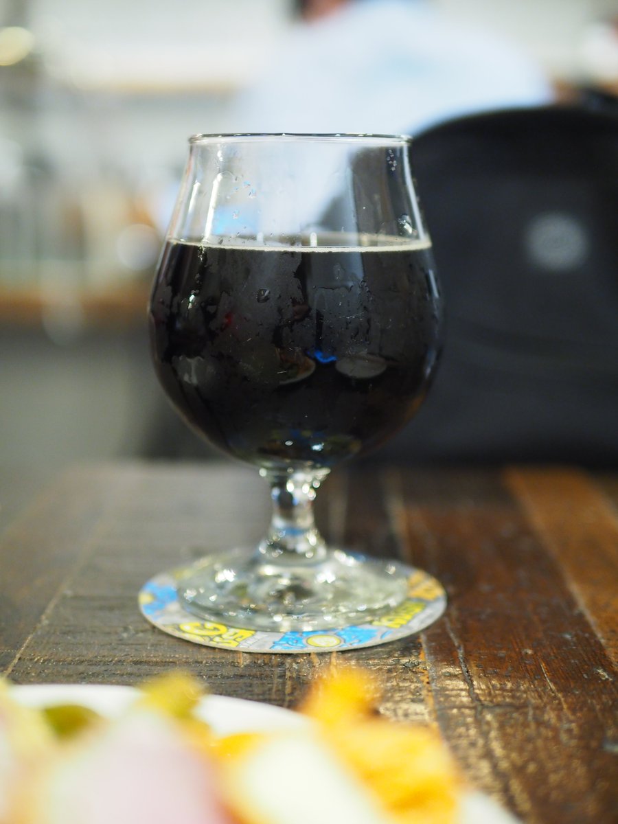 R_I's tweet image. #中年酒劇レヴュークラフトビィル
香ばしピーナッツのレヴュー: #HoppinFrog ピーナッツバターヘーゼルナッツカラメルチョコレートケーキスタウト ABV:8.0%
テーブルに着いた途端鼻孔をくすぐる香ばしいピーナッツバターの香り。めちゃ甘くてデザートなペイストリースタウト。
#クラフトビール