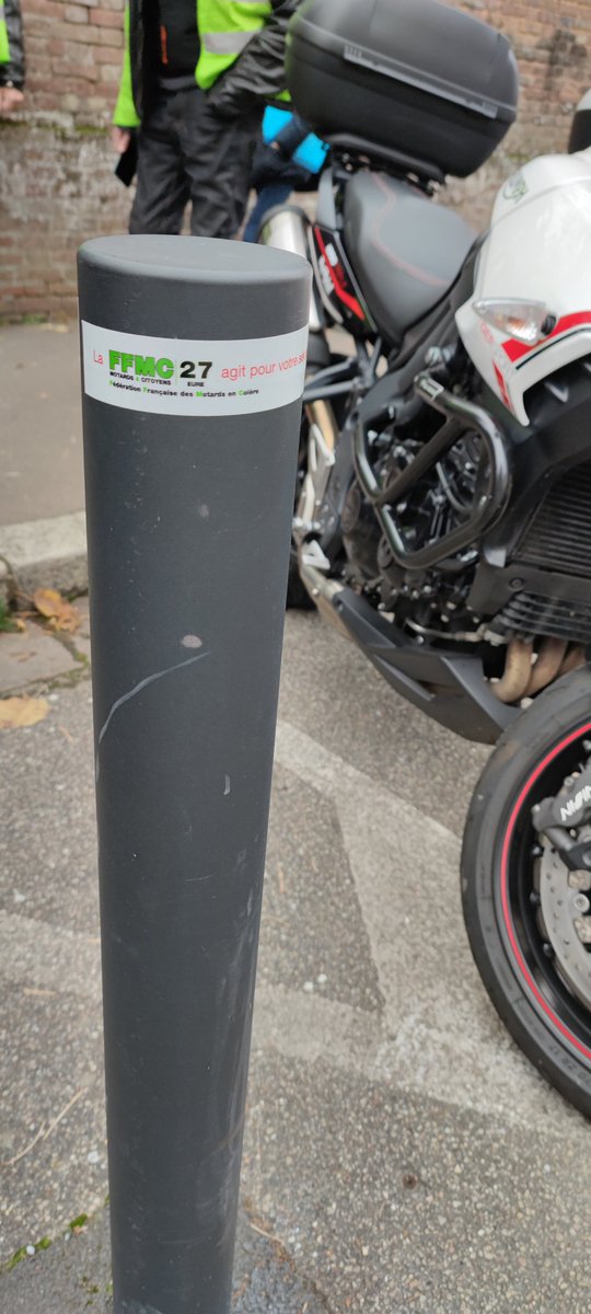 b_dsn's tweet photo. Et voilà ajout d'autocollants réfléchissants sur piquets qui sont dans la rue à #Evreux avec #Ffmc27 @ffmcnat pour qu'ils soient vus la nuit. @RoutePlusSure #motardie https://t.co/2yIAg8hFJz