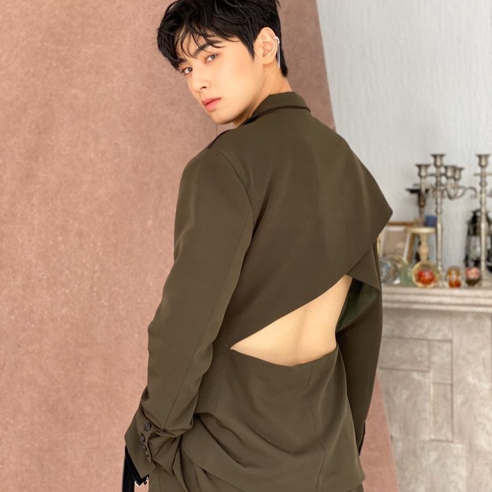 Nunus_noona's tweet photo. I CAN NEVER FORGET BLUE FLAME CHA EUNWOO 😍
Power packed performances💥
Amazing smooth vocals 🔥
The outift tease 🙈
Unique hairstyle
Viral polar boy look from fanmeet
Blue & green lens
Butto-fly 🦋😛
Playtime with Doggo Rudy 🐶
#차은우 #ChaEunWoo #BluFlame #Astro @offclASTRO https://t.co/GtxeFB0QEC