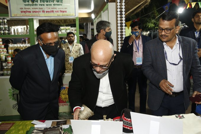 TribesIndiaWB's tweet photo. Sh. Bhaskar Khulbe, Advisor to the Hon'ble PM visited #AadiMahotsav on 19th Nov 21 and took a tour of the stalls put up by the tribal artisans while interacting with them about the art forms on display, their tribe, culture, etc. 

#Vocal4Local #buytribal https://t.co/ymipstNeGi