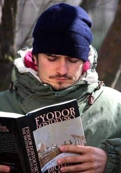 الممثل #أورلاندو_بلوم ..يقرأ رواية #الأخوة_كارمازوف  ل #دوستويڤسكي