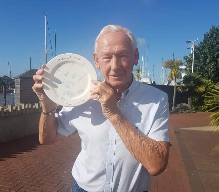 100handsagainstcancer (@crafty_cup) on Twitter photo Which #Gunners saw <a href="/BobWilsonBWSC/">Bob Wilson</a> do a 🖐🏼print plate for #100handsagainstcancer #follow for auction info & #retweet for fans Which #Gunners saw <a href="/BobWilsonBWSC/">Bob Wilson</a> do a 🖐🏼print plate for #100handsagainstcancer #follow for auction info & #retweet for fans