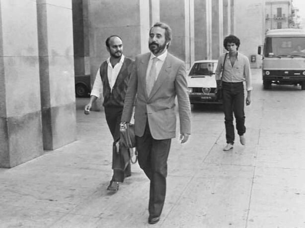 CasaLettori's tweet photo. La mafia non è affatto invincibile 

Falcone

#Immagini a #CasaLettori https://t.co/zKgIghzYtX
