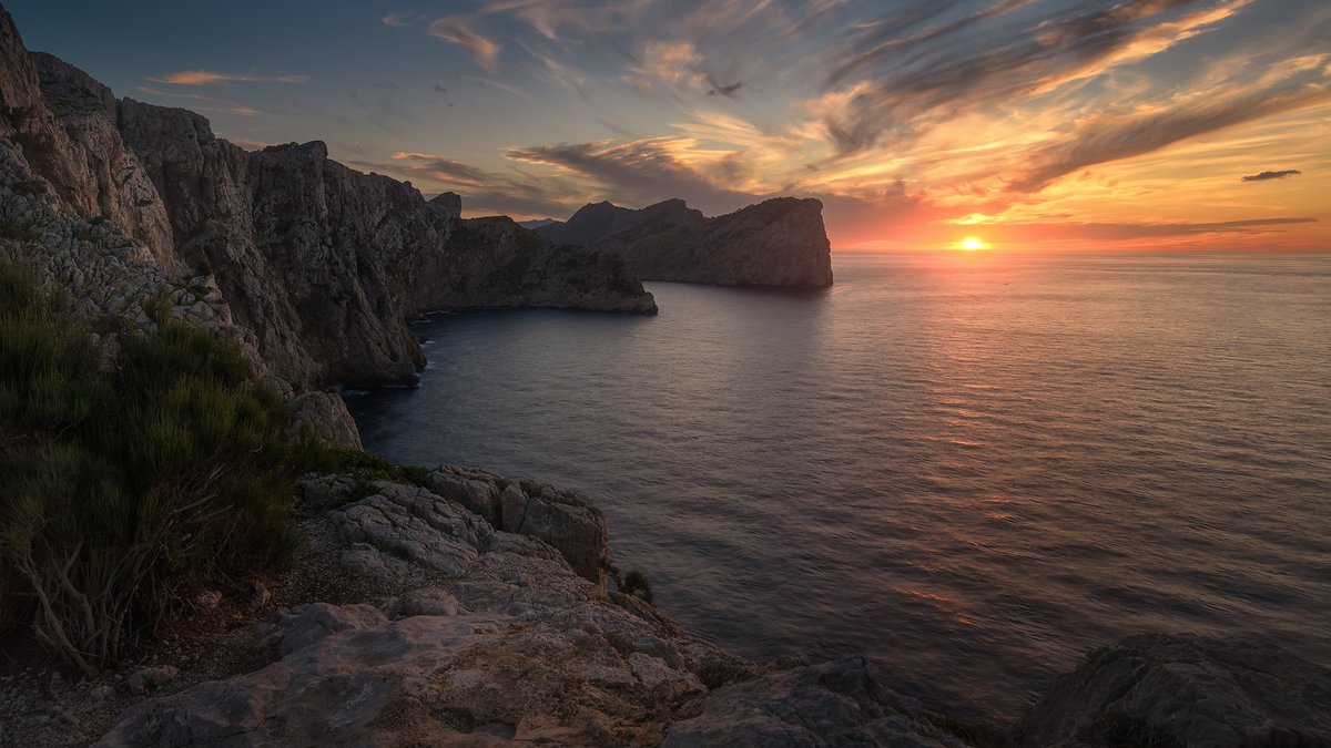 No es lo que ves, es lo que sientes, el momento, el lugar! 
Enjoy 😎
#hacerfotos  #Longexposure #landscapephotography #viajes  #NFTCommunity #NaturePhotography #nature #NFTPhotographer #Travel #Mallorca #Spain #sunsetphotography