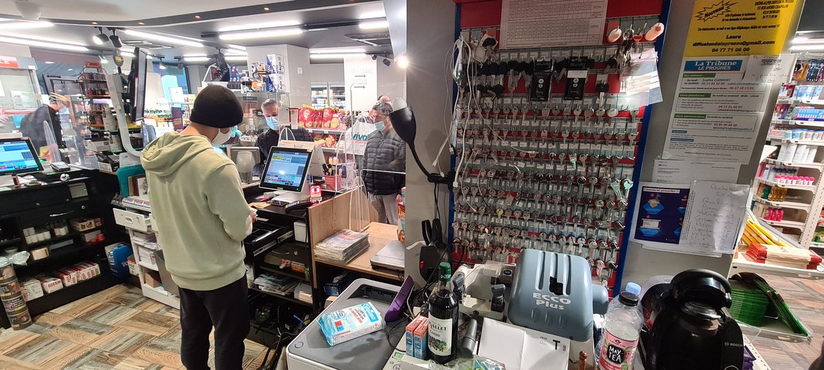 PHILIPPECOY's tweet photo. Magnifique établissement #transformé il y a deux ans avec un déplacement sur la  place de St Galmier. #relaiscolis #alimentation #paiementdeproximite #produits locaux @FDJ #presse #clés 🔑 un commerce d'utilité locale 👍♦️ https://t.co/GHDDaB7wOe