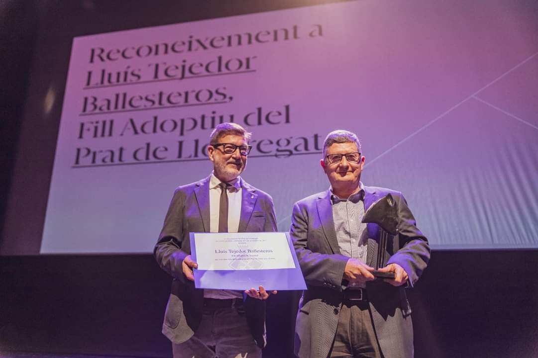 elPratenComu's tweet photo. Ahir vam reconèixer la tasca realitzada per Lluís Tejedor al capdavant de l'@ajelprat en els anys de transformació de la ciutat.

Gràcies també al seu equip per sentir-nos orgulloses de dir que el Prat és el nostre lloc al món.

Sabem d'on venim i volem arribar més lluny!✊🏼 https://t.co/XRSS6aRW3I