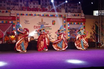 TribesIndiaWB's tweet photo. Shri Bhaskar Khulbe, Advisor to Hon'ble Prime Minister visited "Aadi Mahotsav" organized at Dilli Haat and enjoyed the cultural program along with Managing Director-TRIFED. He appreciated the work of the artisans and requested everyone to come to Aadi Mahotsav with family. https://t.co/w6jKXl9pfR
