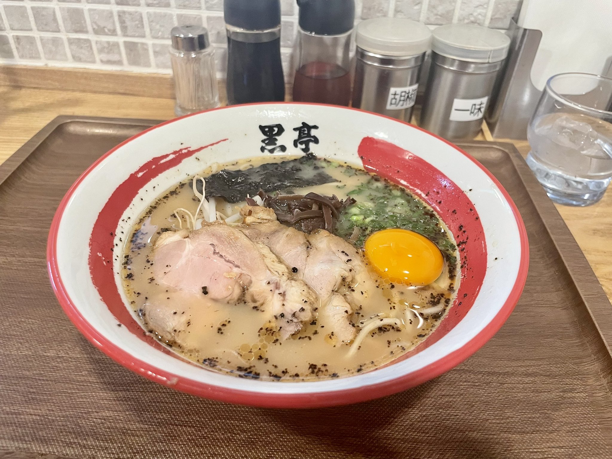 新チトセ 黒亭 熊本下通店 ちびたまラーメン 熊本ラーメンの有名店 生卵の黄身をレンゲにすくって麺をつけて食べるの美味しかった 東京戻ります ミスid22 T Co Vfl51sme7m Twitter 新チトセ 黒亭 熊本下通店 ちびたまラーメン 熊本ラーメンの有名店 生卵の黄身をレンゲにすくって麺をつけて食べるの美味しかった 東京戻ります ミスid22 T Co Vfl51sme7m Twitter
