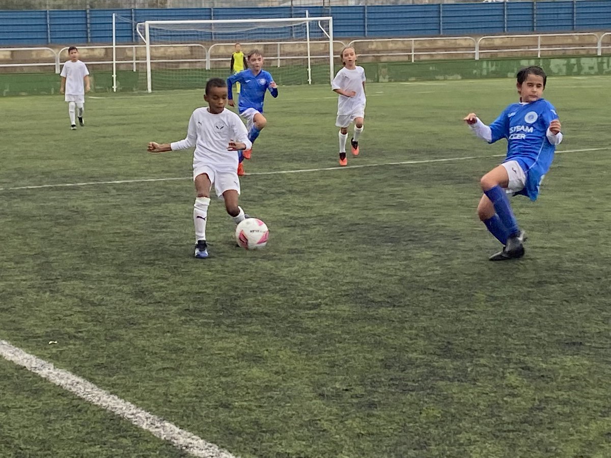 CFCRACKS's tweet photo. Nueva victoria del BENJAMIN A @CFCRACKS 2-1 ante el @MTSmassamagrell con doblete de Aitor. Los chicos de Guille y Hector ya encadenan cuatros triunfos consecutivos en la Liga A. 
⚽️⚽️👏👏👏 https://t.co/rrH3fHXw0o