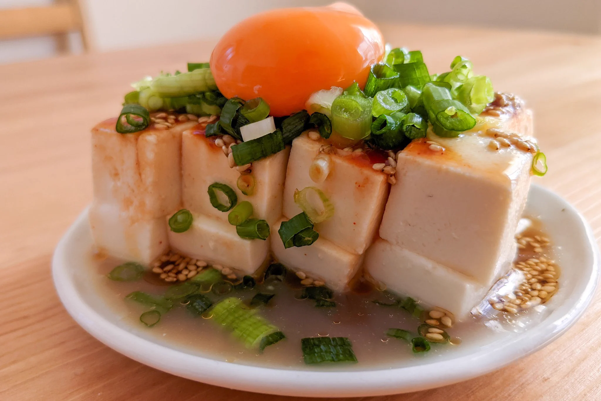 これならダイエット中でも罪悪感なく食べられるかも！ユッケ風お豆腐レシピ！