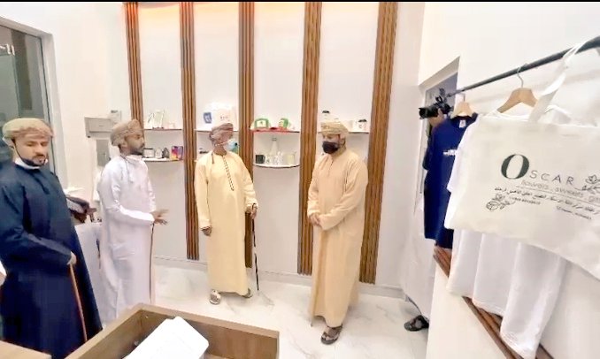 افتتح يوم #امس الفاضل/حمد الحوسني محل الطباعة الرقمية #لإبنه عبدالناصر <a href="/abdull_nasser_/">عبدالناصر بن حمد الحوسني</a>
ويختص المحل في طباعة الصور والأسماء على الأكواب والملابس.. الخ. 
يقع المحل بالقرب من مديرية إسكان الظاهرة بولاية #عبري
للتواصل 93906048
تصوير/خليفة اليعقوبي
