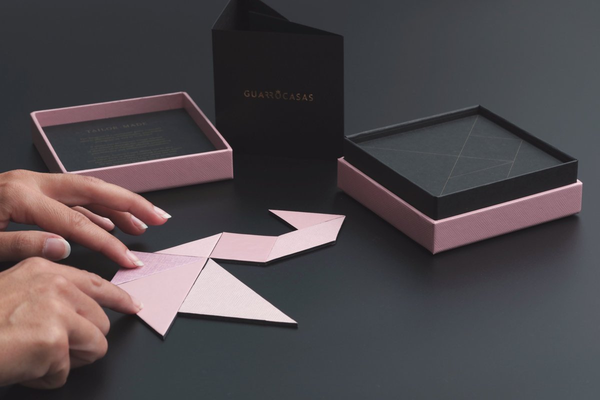 otzarretaTandM's tweet photo. Un muestrario que es un juego para transmitir el concepto "tailor made". Proyecto Tangram con @GuarroCasas, que está en @SelectedBilbao para  
contarnos cómo identificar las mejores propuestas en papel sostenible.
#Selected21  #BBDW21 #diseño #OtzarretaThinkAndMake https://t.co/op2AjecGBd