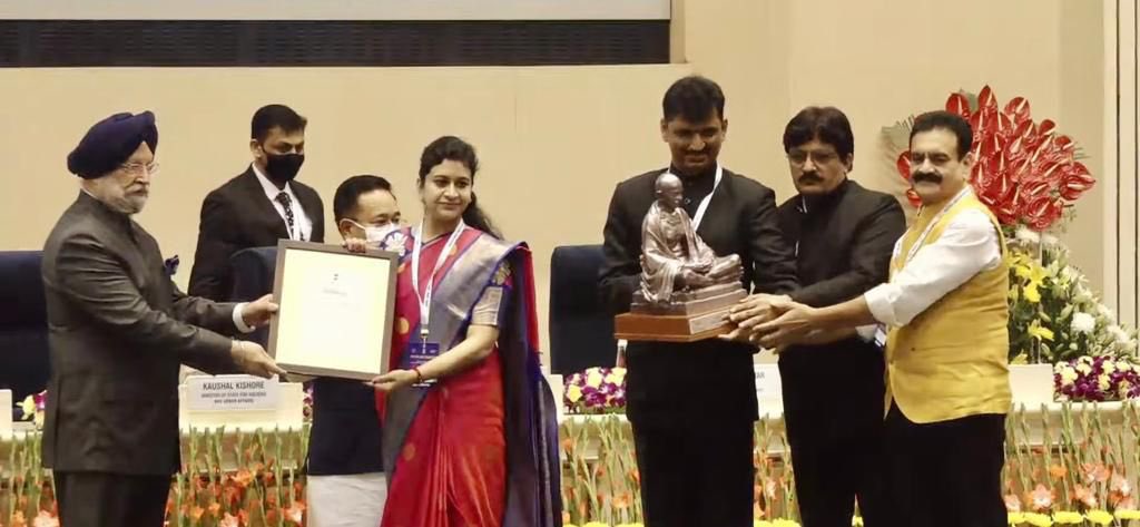 Noida bags the award for cleanest medium city with a population of 3-10 lakhs in #SwachhSurvekshan2021.

Noida also got place in top 10 cleanest cities of India ~ first time any city from UP has done this.

Varanasi got the award of cleanest Ganga city.