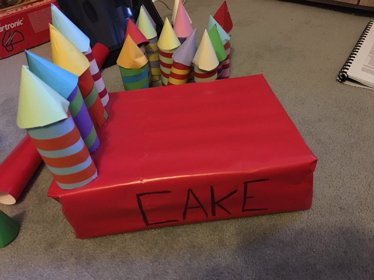 eenvoudigerlev1's tweet image. Hoe gaat het met jullie Sinterklaas surprises? Hier zijn we alvast druk bezig. Kun je al zien wat het voorstelt? #sinterklaas #surprise #gepruts #lekkerbezig