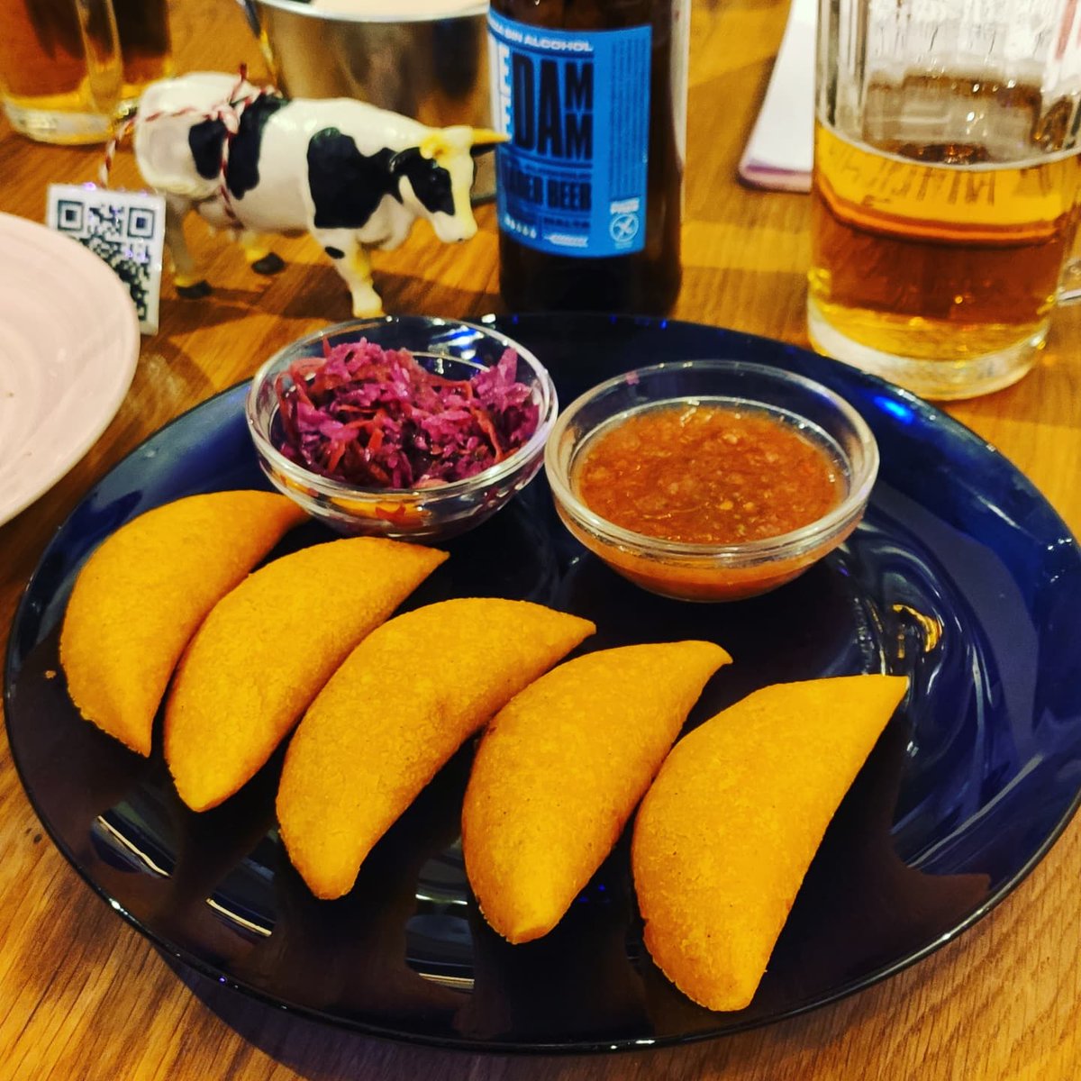 celiacoalos30's tweet photo. Ayer fuimos a Scissors Sistah, un lugar muy chulo en Lavapiés (Madrid), 😍 100% sin gluten y Vegano

Participan en Tapapiés con una tostada con pepino y picogallo que probamos, y no me pude resistir y pedí sus empanadas rellenas de verduritas con encurtidos y ají.

#C30madrid https://t.co/HHWXd9HzZe
