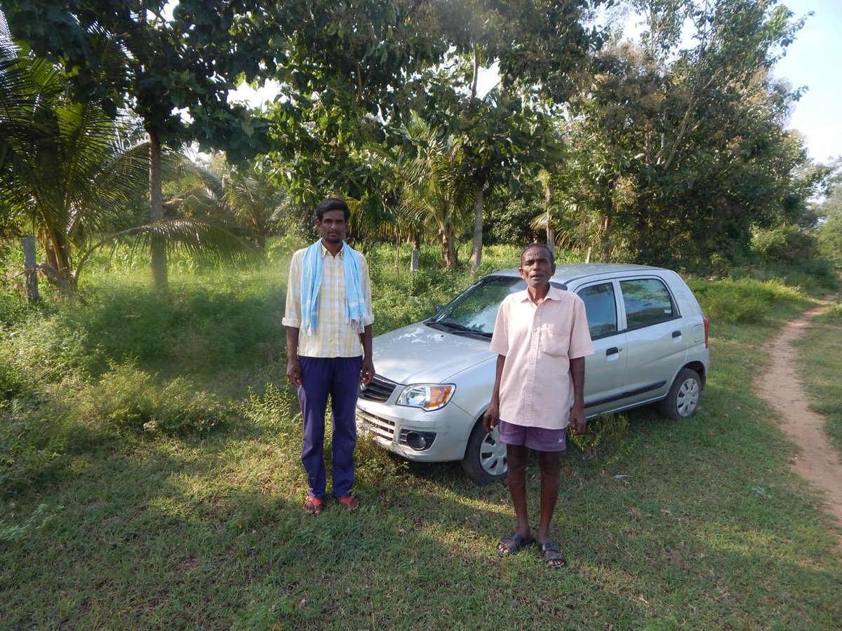 deepa_210's tweet image. 1/n Since there are lots of discussions about the farm laws, coming from a family of farmers I am sharing the ground reality through a real life incident. I had a cousin brother younger to me who was a farmer(left in photo)He was very hardworking but studied only till