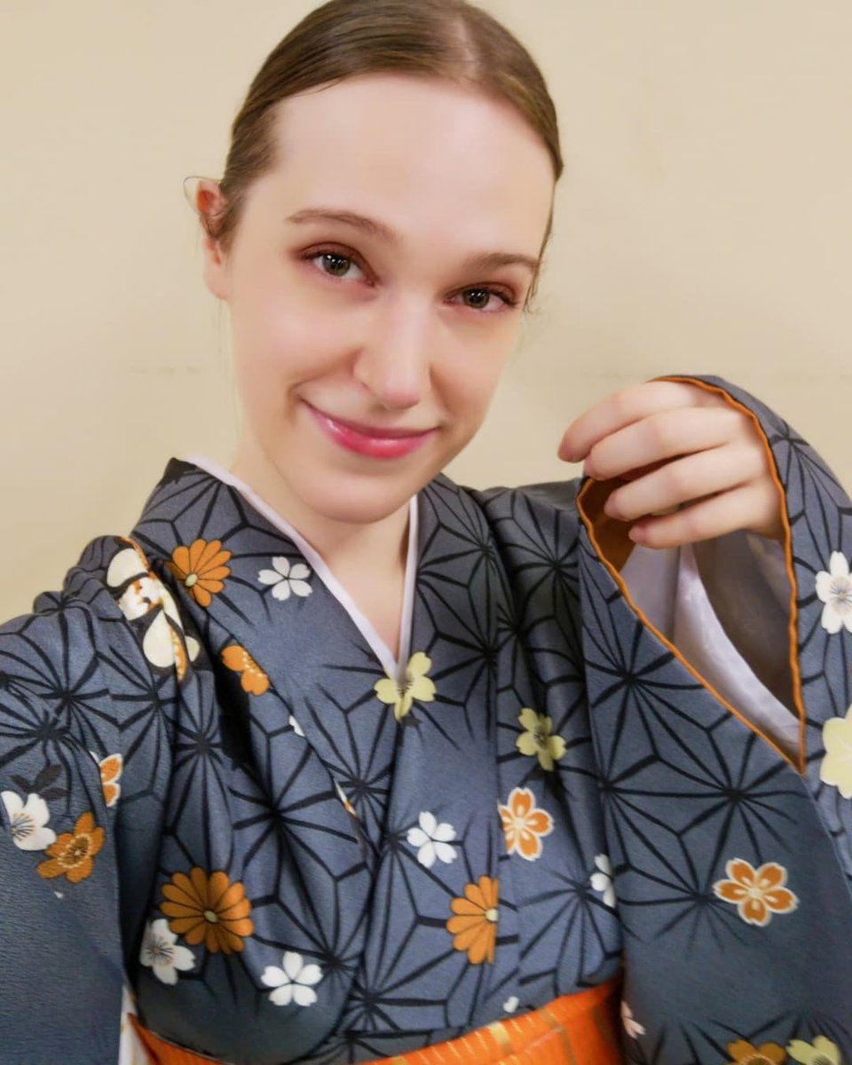 Ellie_ddb's tweet photo. 🎀 Nippon-ism vol.29 🎀 1/2

今日の着物もとても素敵でしたね~ 🏵️🌼🖤
見て！かわいい猫ちゃんのパターンがあるの！🐈

#EllieDB
#着物 #Kimono
#花 #Flowers
#猫パターン #CatPatterns
#日本踊り #JapaneseDance https://t.co/LETr6LajbF