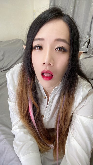 睡眠不足嘴角破了一個洞 吃東西只能張開一點點😂😂 https://t.co/M3s62IKfuF