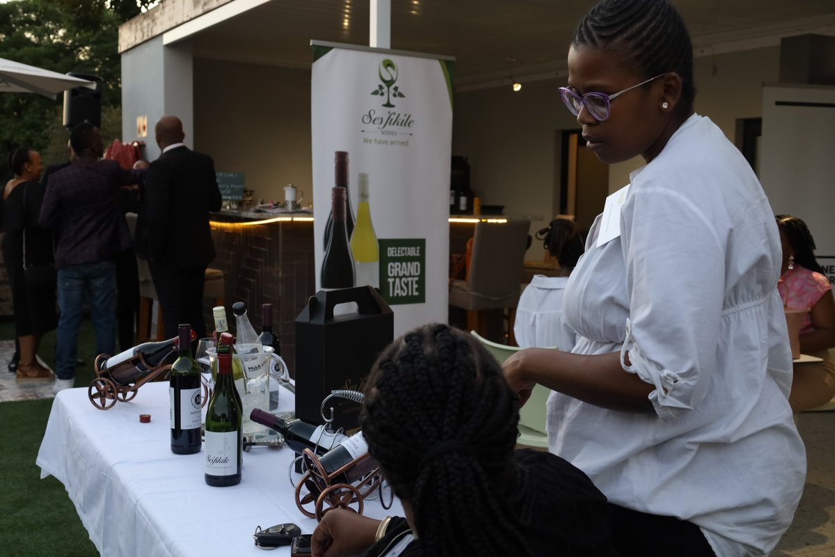 motsoeneng_bill's tweet photo. Wine tasting facilitated by our partners @SesWines
We are extremely glad to have partnered with a company that embodies the values of black excellence and women empowerment. Phambili Mbokodoโ
#wine #delicious #MBAxSesfikile #MBASpeedNetworking #mba https://t.co/0jKMp90Bvb