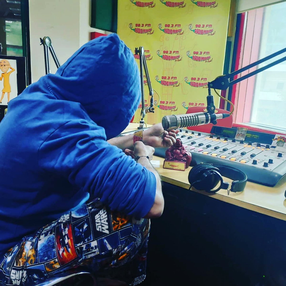 MirchiJeeturaaj's tweet photo. .@BuntyAurBabli2_ .@yrf is a #fun #WATCH for the entire #family 

#Recommended by #jeeturaaj for #dhamaal #timepass ~ 3 Stars 

#Sharvari .@SiddhantChturvD are real cool while #Saif &amp; #Rani add perfect fun value .@TripathiiPankaj is a winner anyways.

3 stars ~ @MirchiJeeturaaj https://t.co/gQ9XLFCw6G