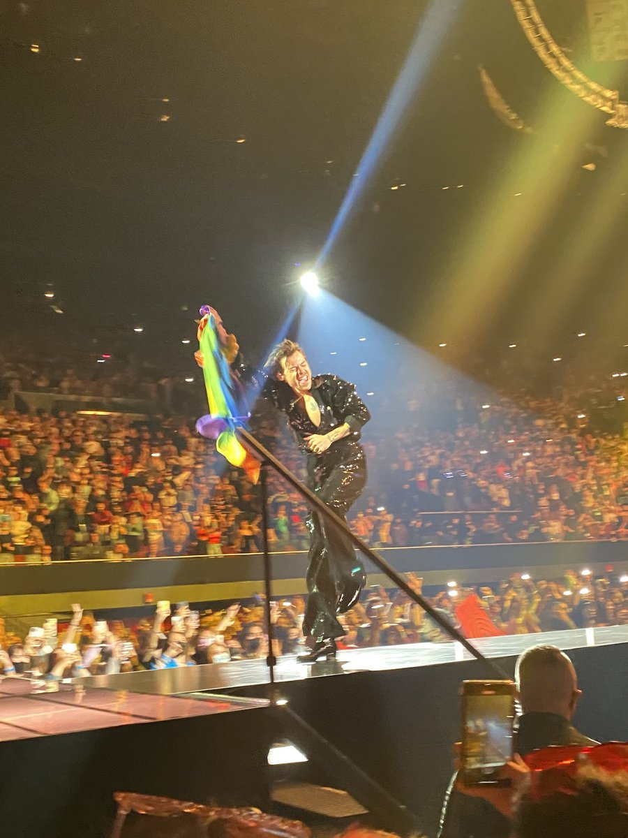 ardhsya's tweet photo. 😫😫💛💛💛✨✨✨✨
“Freedom is yours, do with it what you will!” 
– Harry Styles
#LoveOnTourLA https://t.co/PnZ6YBiLHM