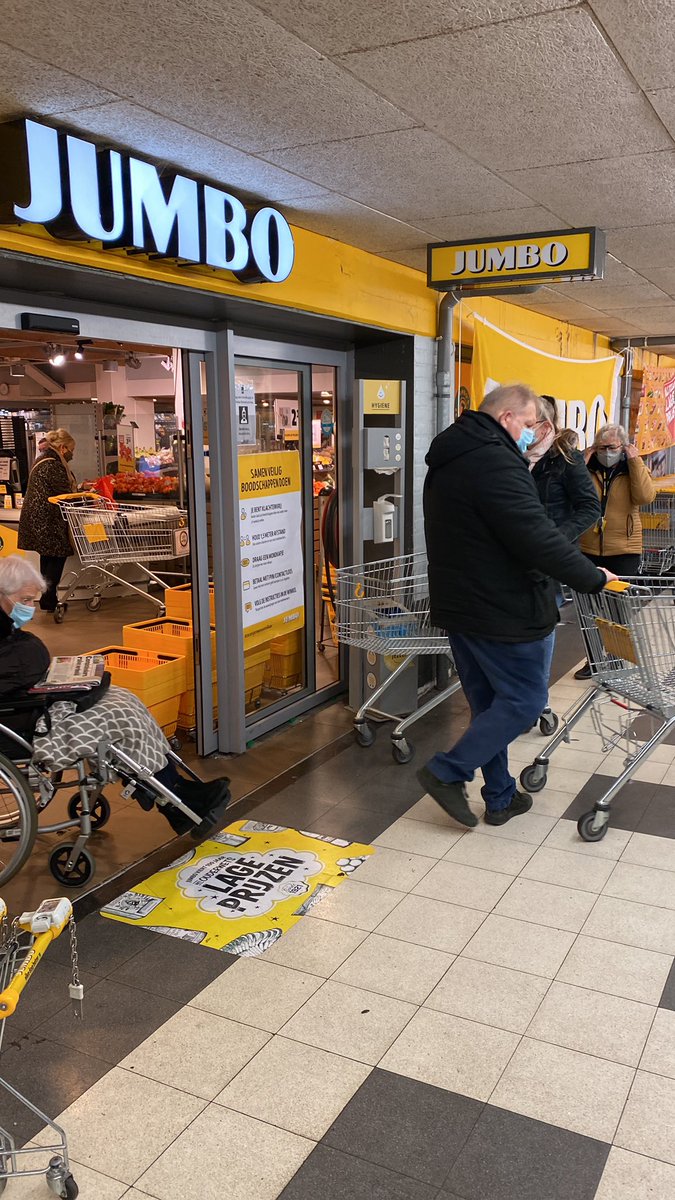 Iedereen een mondkapje en niemand die z’n handen desinfeceert. How about andersom?! We zijn gestopt met nadenken #Covid_19