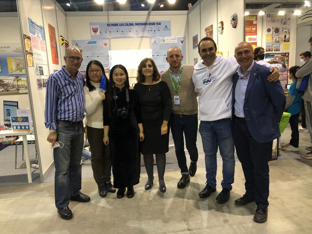 Foto de familia en #CongresoInnovaEduAnd de #aulaconfucio #bachilleratointernacional <a href="/iescolomajerez/">IES PADRE LUIS COLOMA-JEREZ</a> <a href="/IESLosCerros/">IES Los Cerros</a> <a href="/ies_dgq/">IES Diego de Guzmán</a> <a href="/EducaAnd/">Consejería Desarrollo Educativo y FP</a>