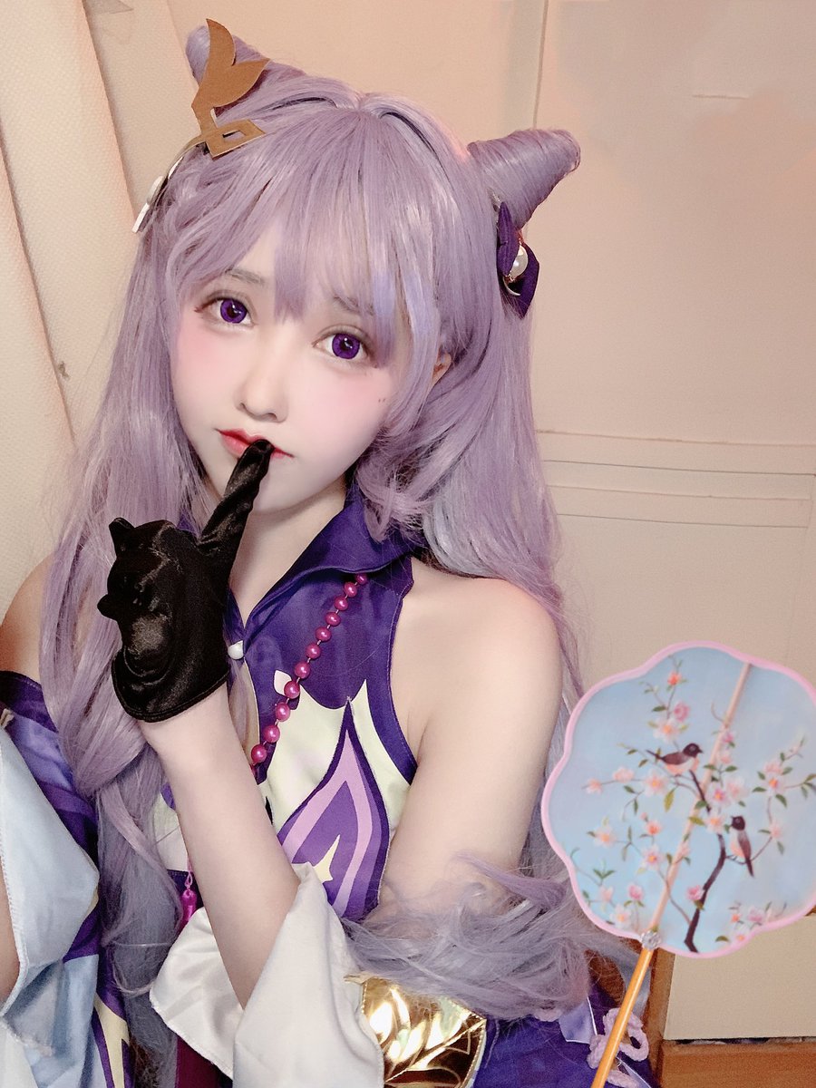 fanchedeGong's tweet photo. 旅行者，我可以进你的卡池吗
#GenshinImpact #Keqing #cosplay https://t.co/SgCelvpAw8