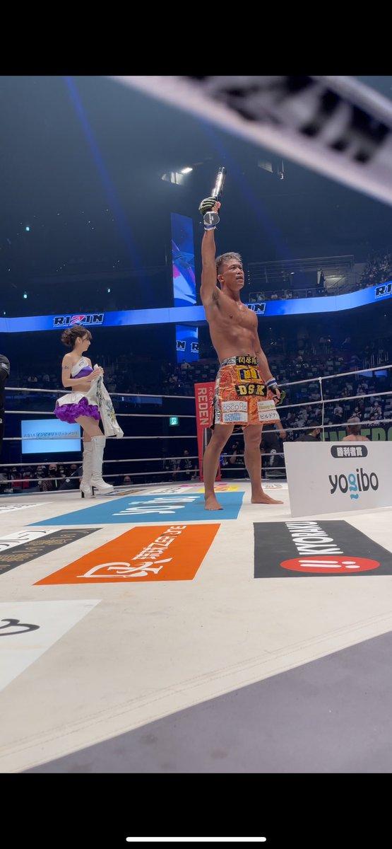 s0903mma's tweet photo. 泥臭くても一生懸命闘った

俺は才能があるわけじゃないしなかなか思ってるように上手く行かないけど

なんとか勝てました！
これで今年5戦5勝🏆

RIZINという大舞台本当にワクワクしたし楽しかった！

まだまだ自分らしく

泥臭く、一生懸命に闘って行きます！
応援本当にありがとうございました！！ https://t.co/e6XRvrp5aE