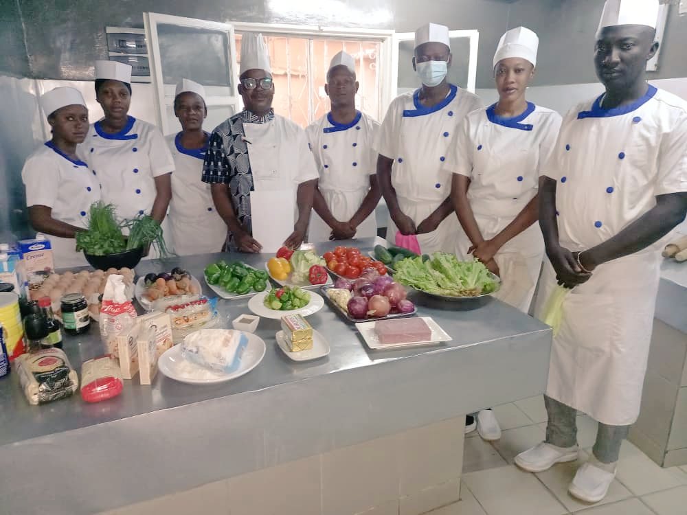 PotagerA's tweet photo. Depuis 5h ce matin, nos jeunes en reconversion professionnelle sont en évaluation finale de fin de formation avec leur Chef. C'est au #potager227 avec @AaccesDev et le soutien du @NigerProdec
@ItalyinNiger... nos jeunes se préparent pour #MasterchefNiger !!
#NosJeunesOntDuTalent https://t.co/2T9OrVJBnl