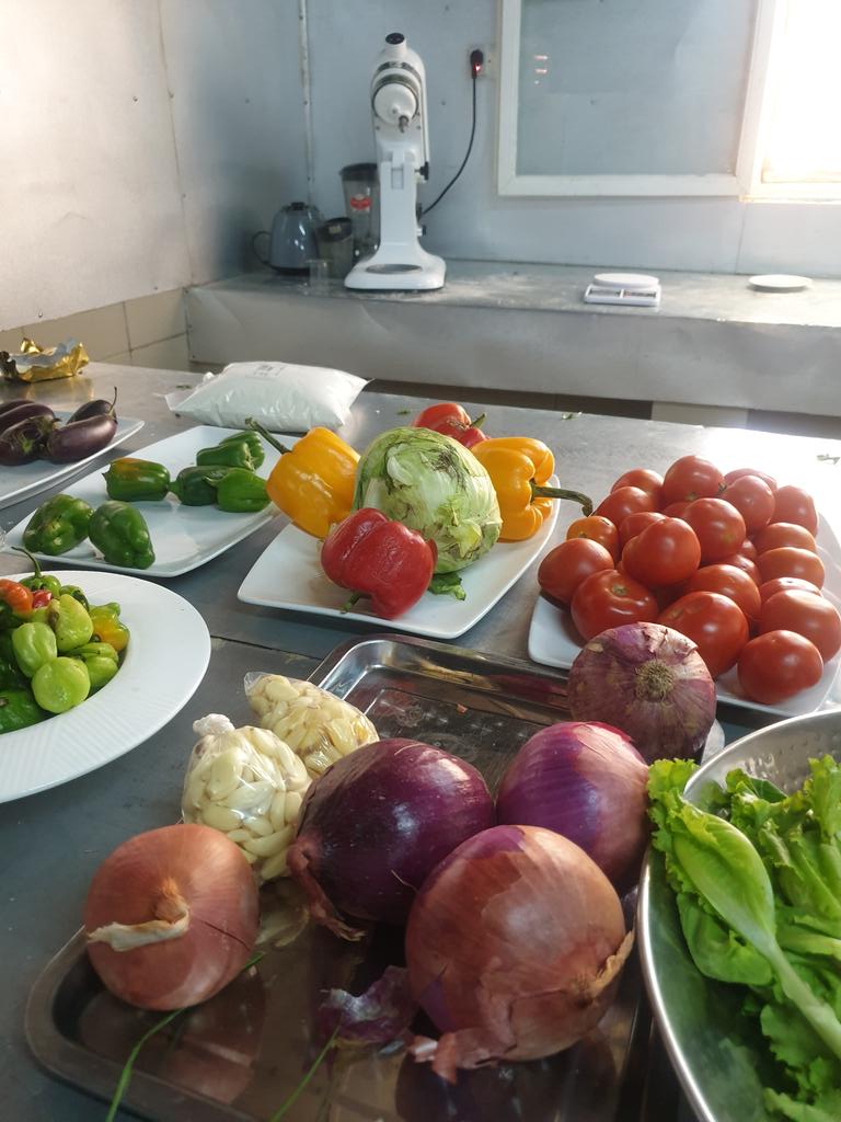 PotagerA's tweet photo. Depuis 5h ce matin, nos jeunes en reconversion professionnelle sont en évaluation finale de fin de formation avec leur Chef. C'est au #potager227 avec @AaccesDev et le soutien du @NigerProdec
@ItalyinNiger... nos jeunes se préparent pour #MasterchefNiger !!
#NosJeunesOntDuTalent https://t.co/2T9OrVJBnl