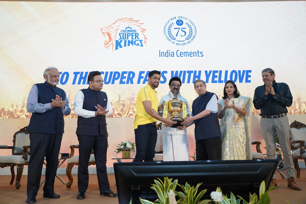 ChennaiIPL's tweet photo. To the Super Fans! 💛

#WhistlePodu #Yellove 🦁
@CMOTamilnadu  @msdhoni @TheIndiaCements https://t.co/fHRF6FnI8m