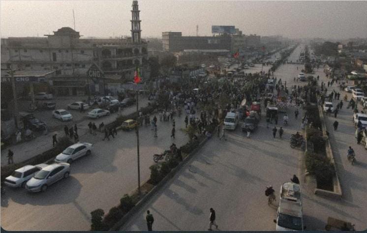 پشاور کا ایک مشہور مقام ہے جسے ہشنغری پھاٹک کہتے ہیں، وہاں کچھ افراد بیٹھتے ہیں جیسے مداری کہا جاتا ہے۔ یقین جانیں پشاور کے باسی گواہ ہیں انکے تماشے میں اس سے زیادہ لوگ کھڑے ہوتے ہیں۔ 😂

#پی_ڈی_ایم_تباہ_دے